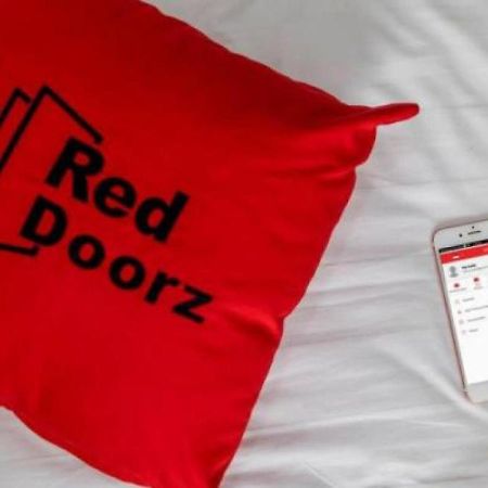 Reddoorz Near Hermes Place Polonia Медан Экстерьер фото